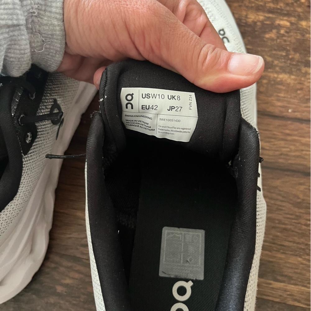 On Running Cloudtilt Sneakers | Black & White 10 - Picture 6 of 6